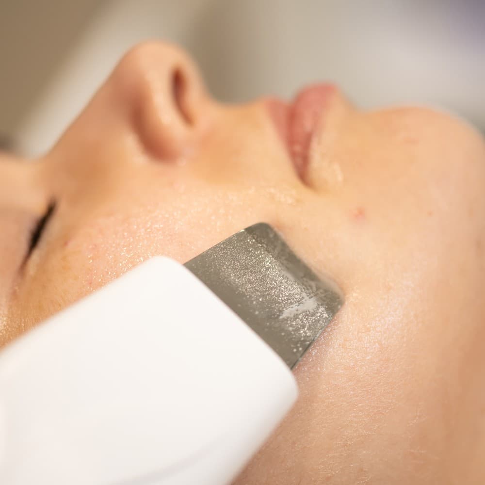 Higiene facial con espátula ultrasónica y succión